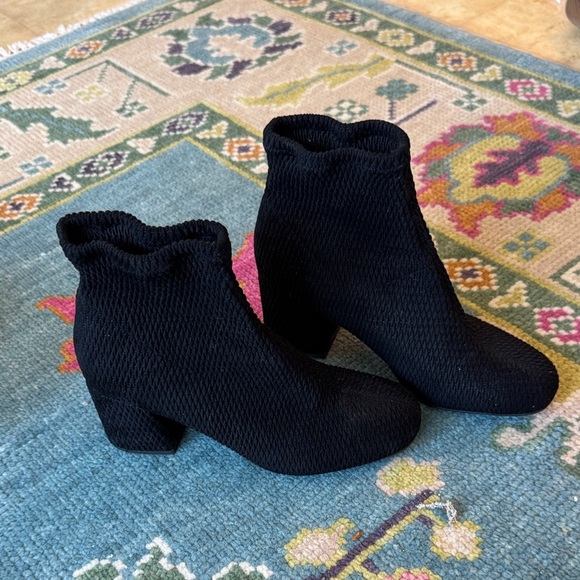 Elegant Black Ankle Boots - Picture 2 of 6
